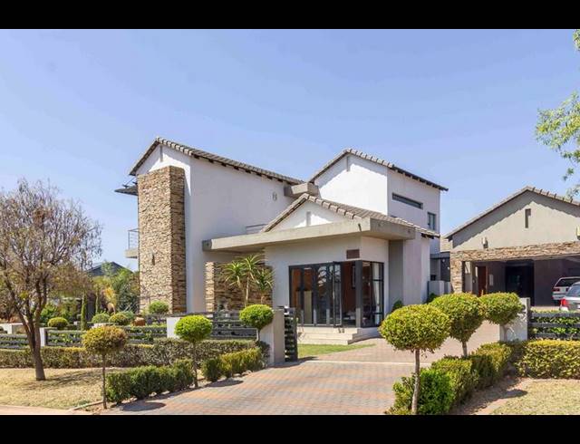 5 BEDROOM HOUSE FOR SALE IN COPPERLEAF ESTATE
